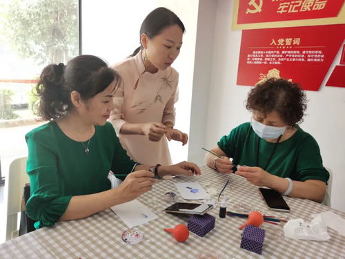 南园街道启动“非遗在社区”内画艺术培训班，传承人万欢亲授技艺